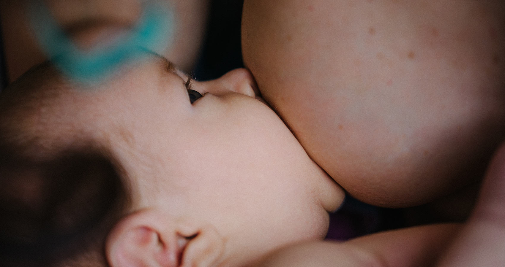 Baby trinkt an Mutterbrust